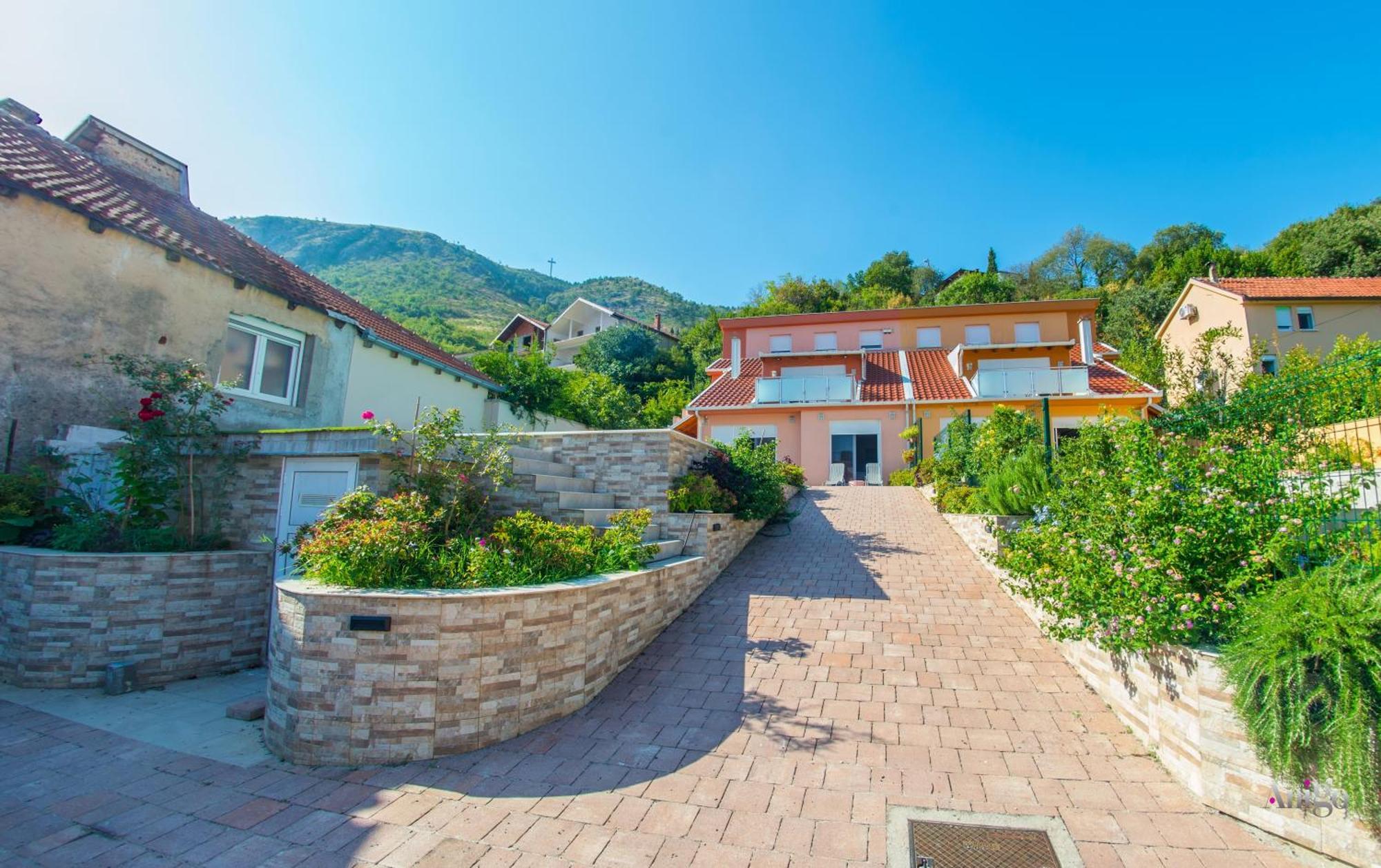 Apartments Enigma - With Private Parking Mostar Esterno foto